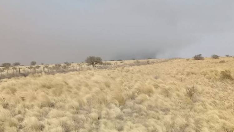 Cuarteles de la zona combaten un incendio en las sierras de Achiras
