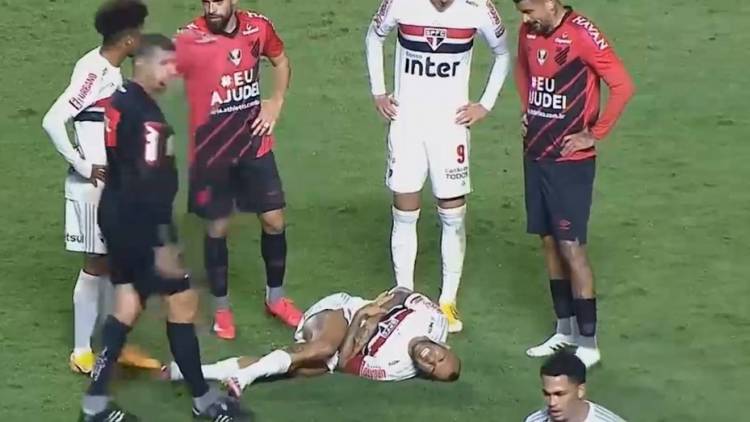Dani Alves fue operado de una fractura y no estará en San Pablo ante River por la Libertadores
