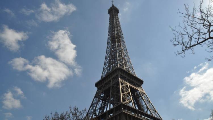 Desalojan la Torre Eiffel por amenaza de bomba