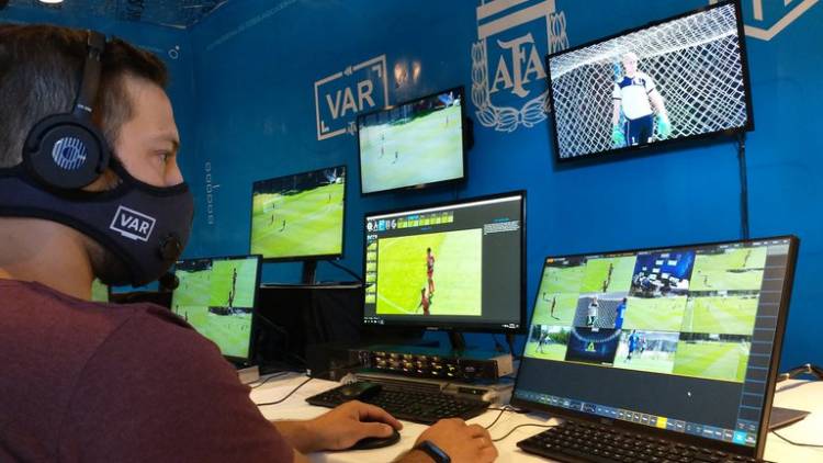 El VAR llega al fútbol argentino: cuál será la principal diferencia con el de la Conmebol