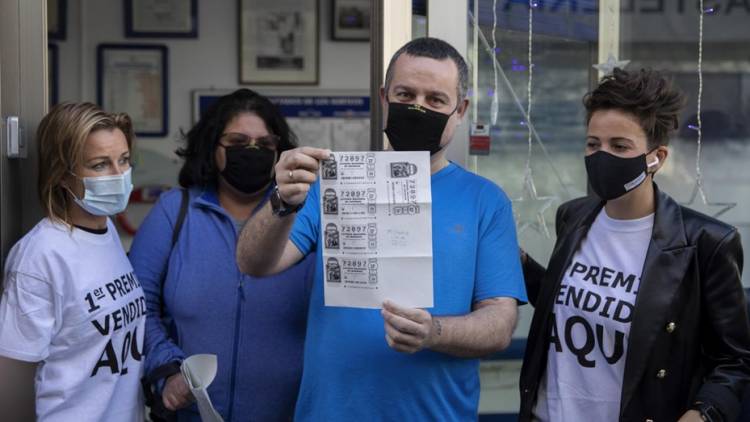 Lleva 3 años sin trabajar para cuidar de su mujer enferma y hoy ganó 1,2 millones de euros en la lotería