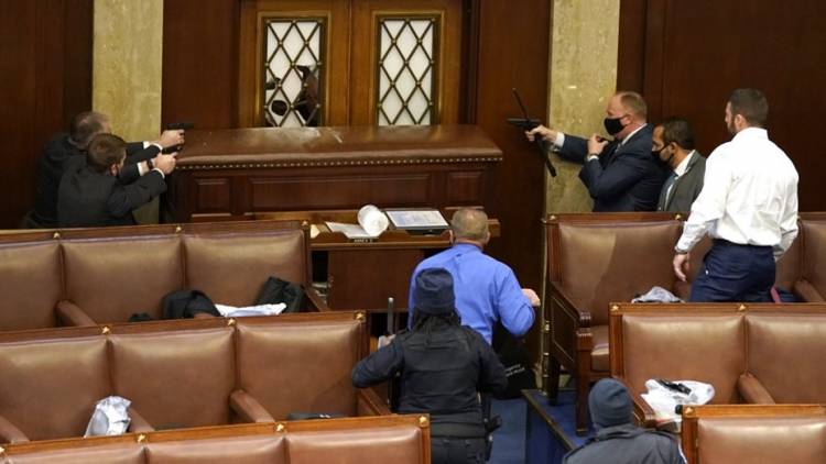 Postal violenta en el Capitolio de Estados Unidos: agentes defendieron con armas a legisladores de los manifestantes