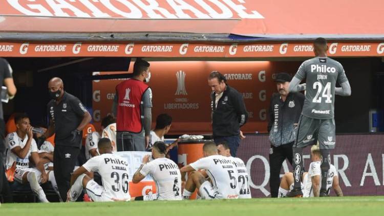 Preocupación en Boca: dos futbolistas del Santos dieron positivo en coronavirus tras el partido y permanecen en Argentina