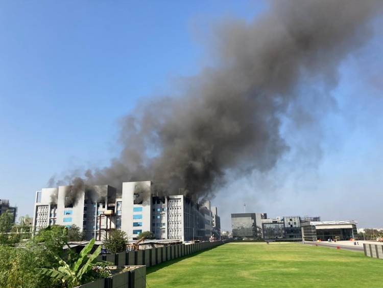 Incendio en la sede del mayor fabricante de vacunas del mundo, situado en India
