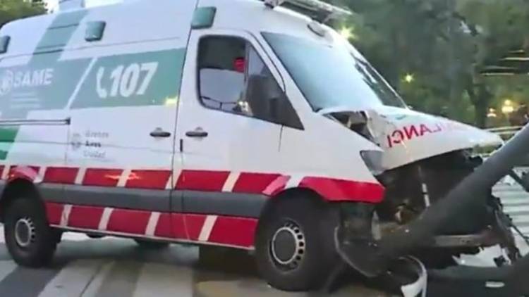Lo mordió un pitbull y se lo llevaron al hospital: en el camino chocó la ambulancia