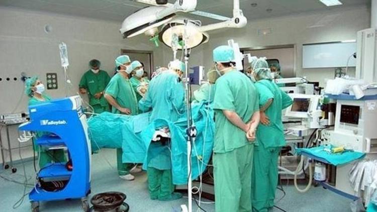Un cirujano y un anestesista discutieron durante una operación y terminaron a las trompadas