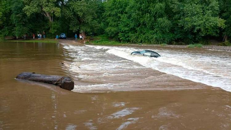Un auto cayó al río de Santa Rosa de Calamuchita: rescataron a los ocupantes