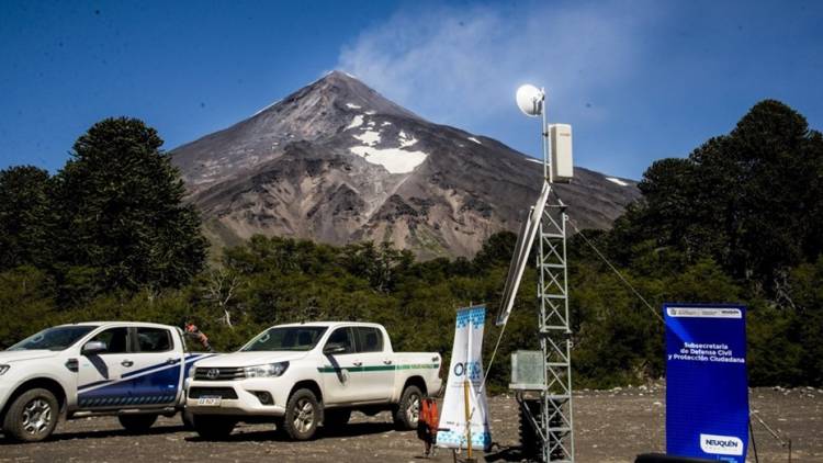 La actividad del volcán Lanín será monitoreada por primera vez desde la Argentina