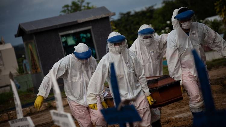 En medio del colapso sanitario, Brasil sumó el récord de muertes por coronavirus en un día
