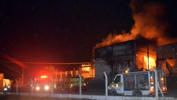 Un incendio arrasó la planta industrial de una empresa emblema de Tandil