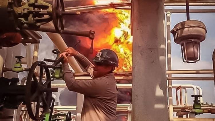 Deckar, el hombre que arriesgó su vida para evitar que un incendio en una refinería de Pemex en Veracruz se saliera de control