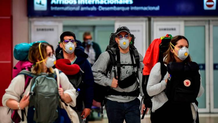 Fronteras cerradas, vuelos suspendidos y nuevas medidas sanitarias para viajeros