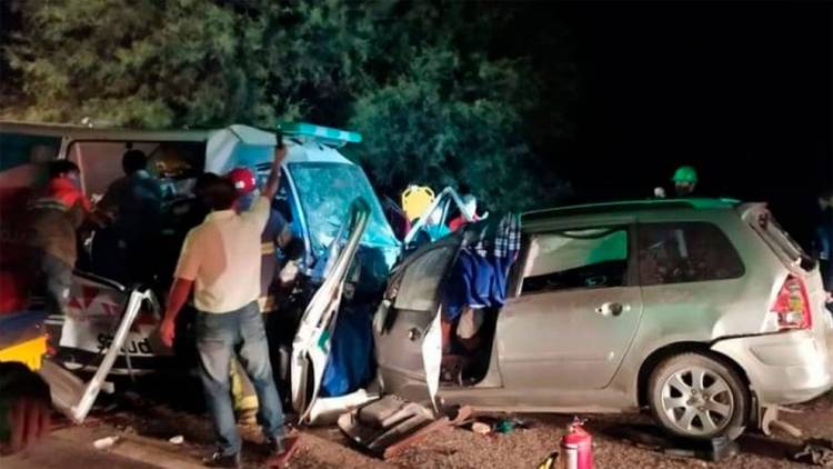 Violento choque en La Rioja entre un auto y una ambulancia: hay seis muertos y cuatro heridos