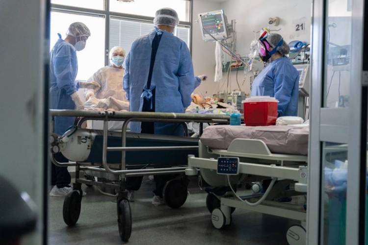 “Última cama”: cómo son los protocolos que deberán seguir los médicos en Argentina si colapsa el sistema de salud