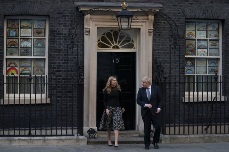 Quién es quién en el “Wallpapergate”, el escándalo de Boris Johnson que salpica a la realeza y a un multimillonario lord