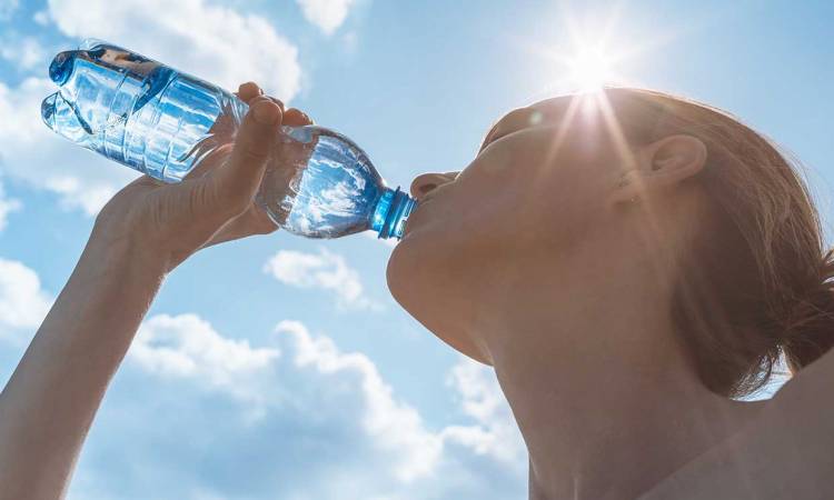 ¿Beber agua reduce los efectos adversos de la vacuna contra el COVID-19?