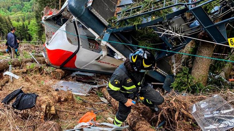 Cayó un teleférico en Italia: murieron catorce personas
