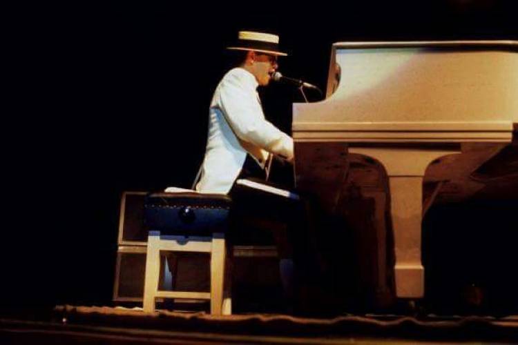 Subastaron un piano de Elton John, la guitarra de Prince y una caricatura de Kurt Cobain