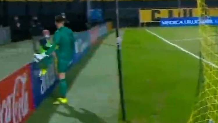 “¡¿Por qué me decís que se va?!”: la alocada reacción del arquero de Peñarol tras sufrir un gol de atrás de mitad de cancha del otro portero