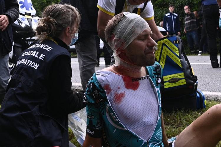 El duro castigo que podría recibir la mujer que provocó el multitudinario accidente en el Tour de Francia