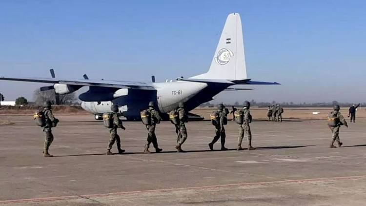 La Fuerza Aérea, el Ejército y la Armada realizaron lanzamientos de paracaidistas en Río Cuarto