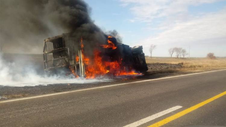Del Campillo: se quemó dos veces un camión que volcó en ruta 35