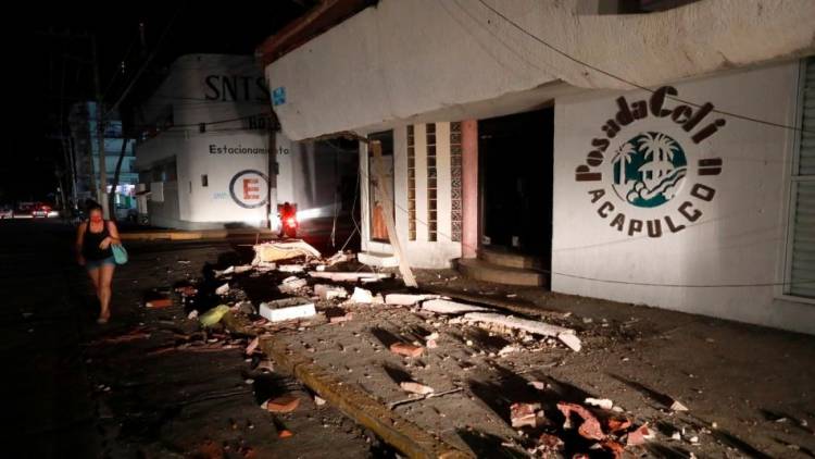 Un fuerte sismo de magnitud 7.1 golpeó el centro de México, generó apagones y derrumbes