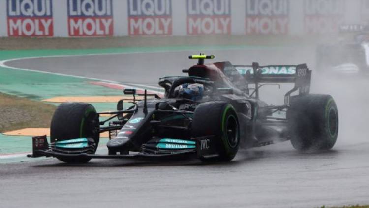 Peligro en boxes: el accidente de Lewis Hamilton con uno de sus mecánicos que preocupó en la Fórmula 1