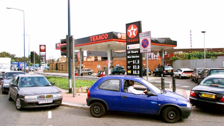 Caos y violencia en las estaciones de servicio británicas ante la escasez de combustible