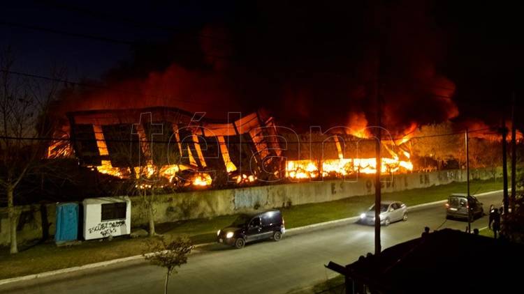 Un voraz incendio afectó tres galpones de una fábrica del Parque Industrial de Bernal