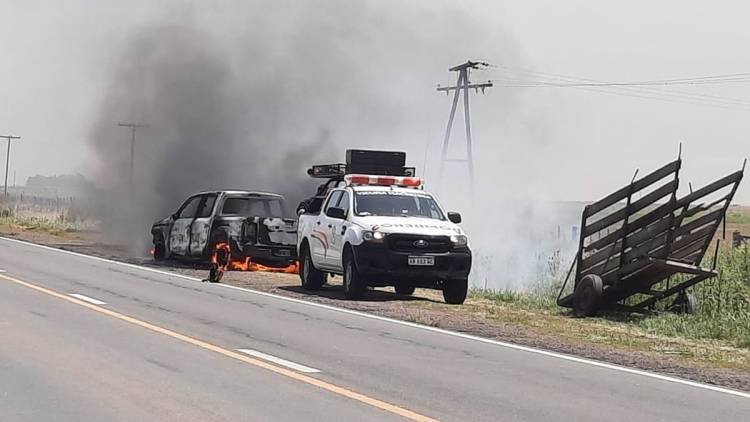 Robaban elementos de una camioneta incendiada en Tosquita y terminaron detenidos