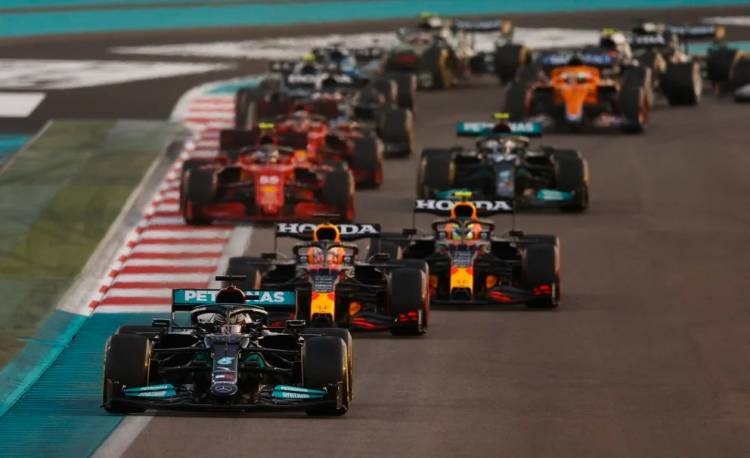 Verstappen le ganó la batalla final a Hamilton y logró su primer título de la Fórmula 1 luego de una dramática definición en Abu Dhabi