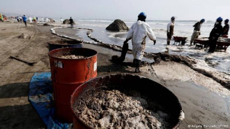 Reportan nuevo derrame de petróleo en las costas de Perú