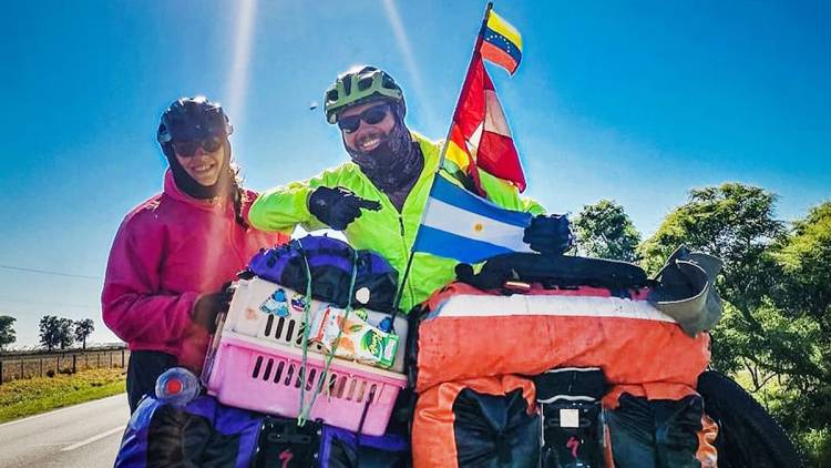 De Venezuela a Ushuaia en bici, con su perrita y por un futuro mejor