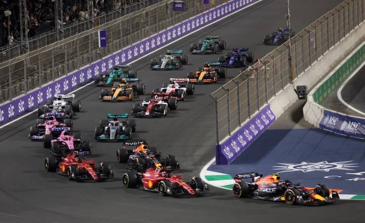 Verstappen le ganó la batalla a Leclerc y venció en el GP de Arabia Saudita de la Fórmula 1