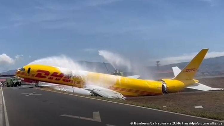 Un avión que se despistó cuando intentaba aterrizar en Costa Rica se partió en dos