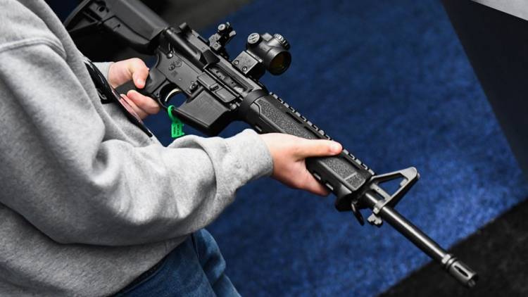 Polémica en una escuela de Estados Unidos: rifó armas para recaudar fondos