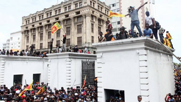 Crisis en Sri Lanka: tras los disturbios en su residencia, el Presidente prometió renunciar