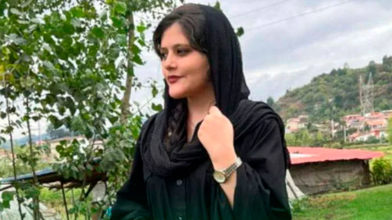 Crece la furia y continúan las protestas contra el régimen de Irán por la muerte de una joven detenida por llevar mal el velo islámico