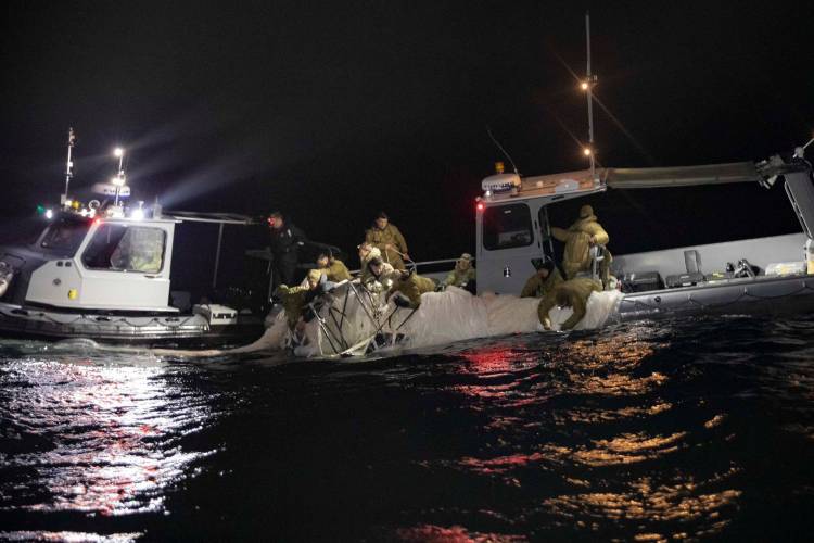 La Armada de los Estados Unidos publicó las fotos de los restos recuperados en el océano del globo espía chino