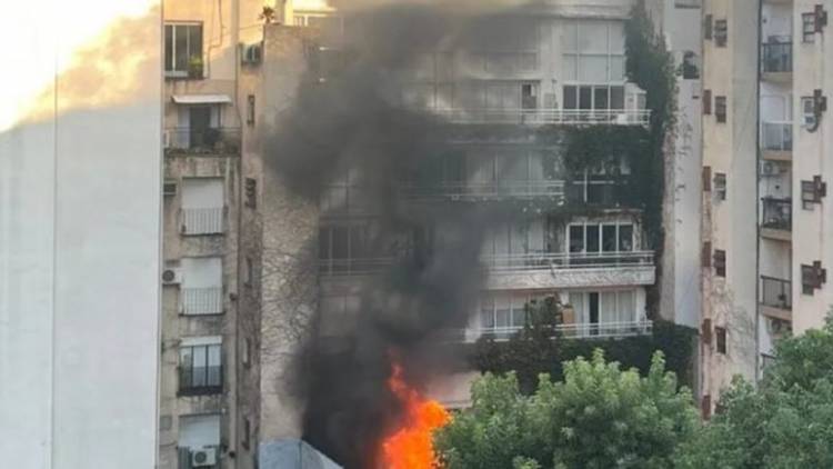 Impresionante incendio en un edificio en Palermo