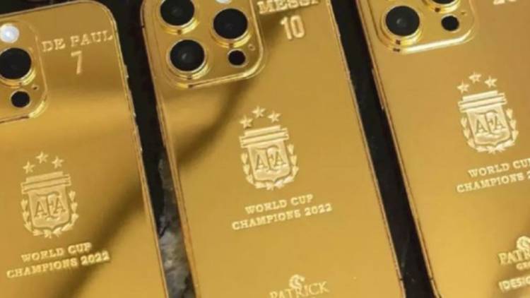 Messi compró 35 Iphone 14 con fundas de oro y se los regaló a sus compañeros de la Selección