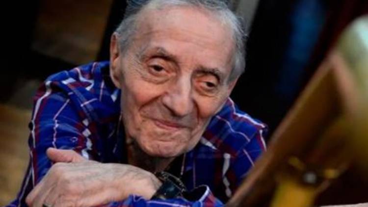 Tristán, de 86 años, está internado en grave estado por neumonía bilateral