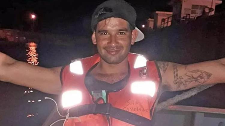 80 barcos, helicópteros y aviones: dramática búsqueda del pescador que cayó al agua en Chubut