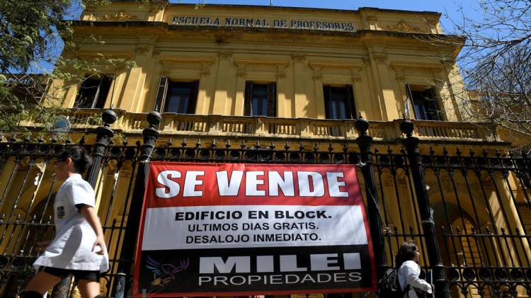 Pusieron "en venta" al colegio Mariano Acosta contra las políticas educativas de Milei