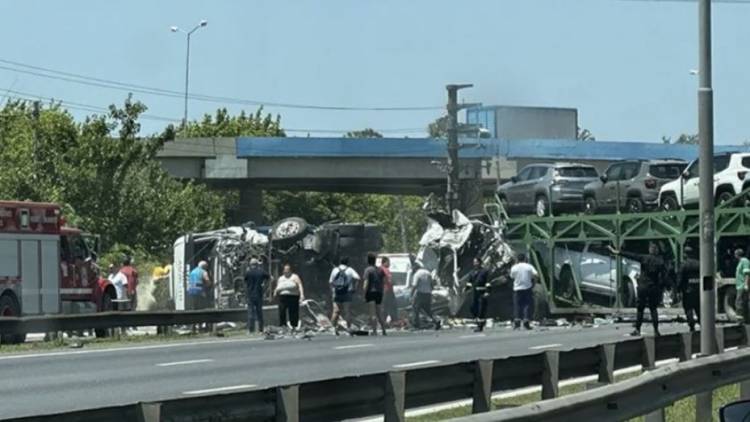 Chocaron dos camiones en la Panamericana: uno de los choferes está en grave estado