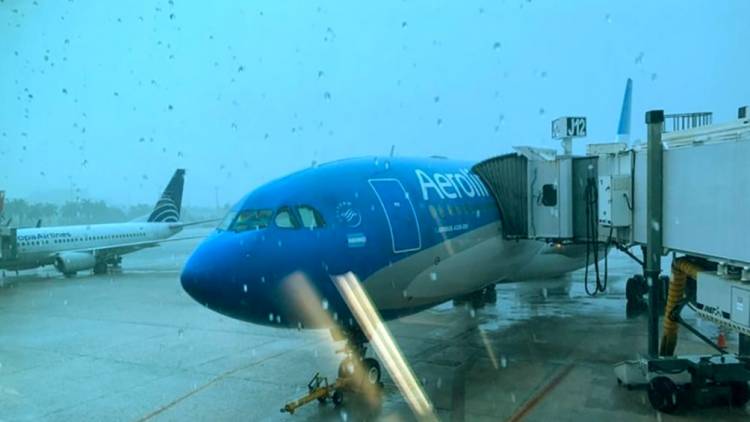 Demoras, cancelaciones y desvíos en Aeroparque por la tormenta