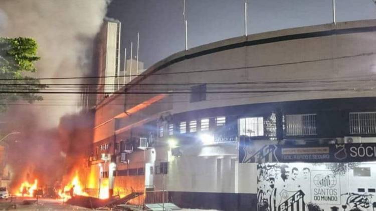 Santos descendió por primera vez en su historia: incendios y destrozos en las calles