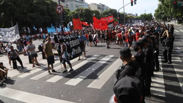 Tras algunos incidentes con la Policía, los piqueteros llegaron a Plaza de Mayo