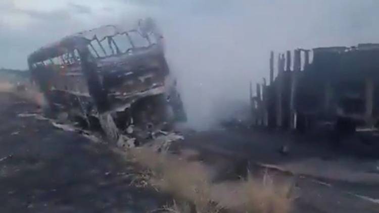 Un choque entre un camión y un micro dejó al menos 20 muertos en México